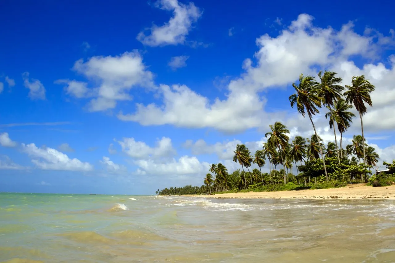 Praia tem calmaria e paisagens paradisíacas