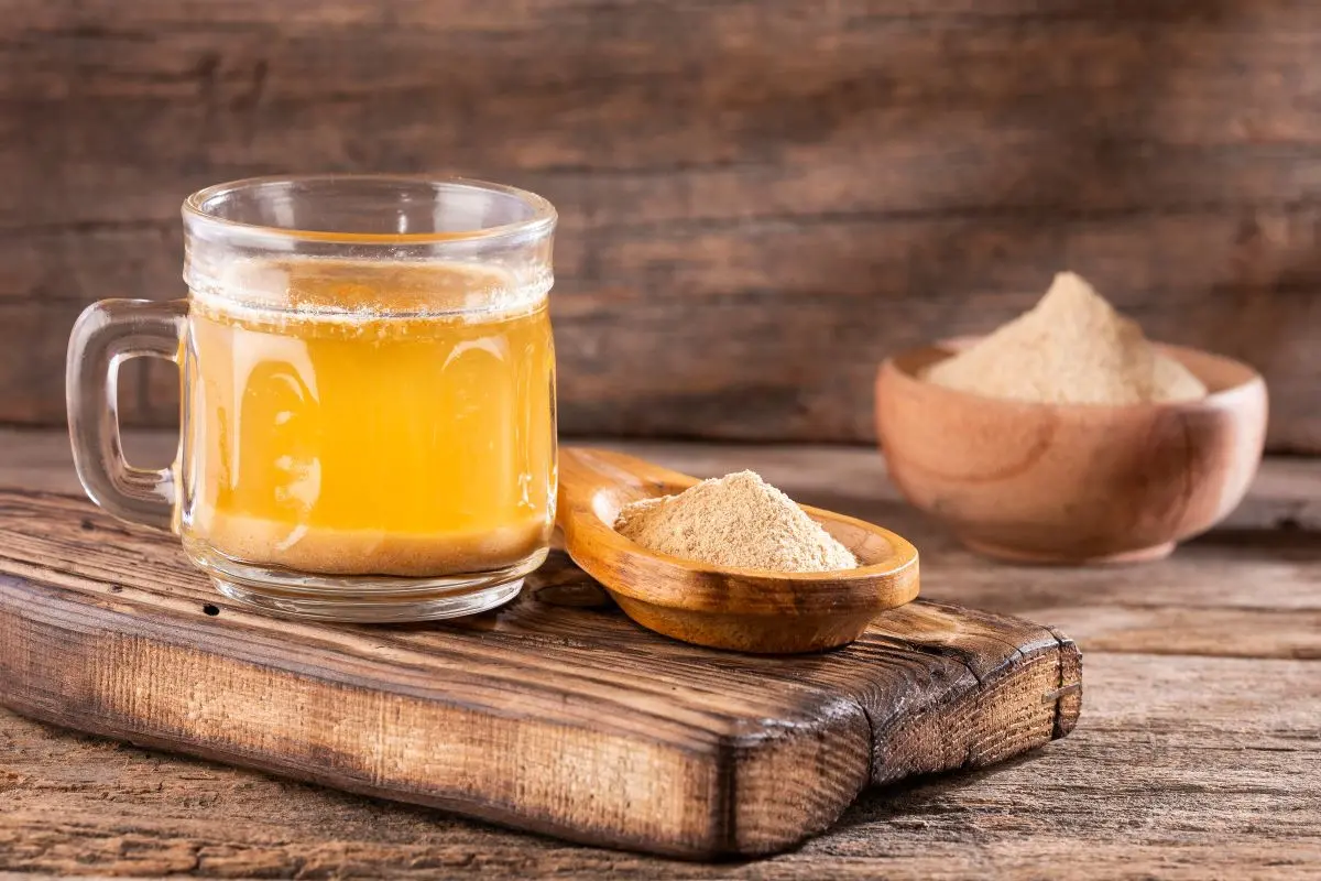 Bebida feita com pó de maca peruana