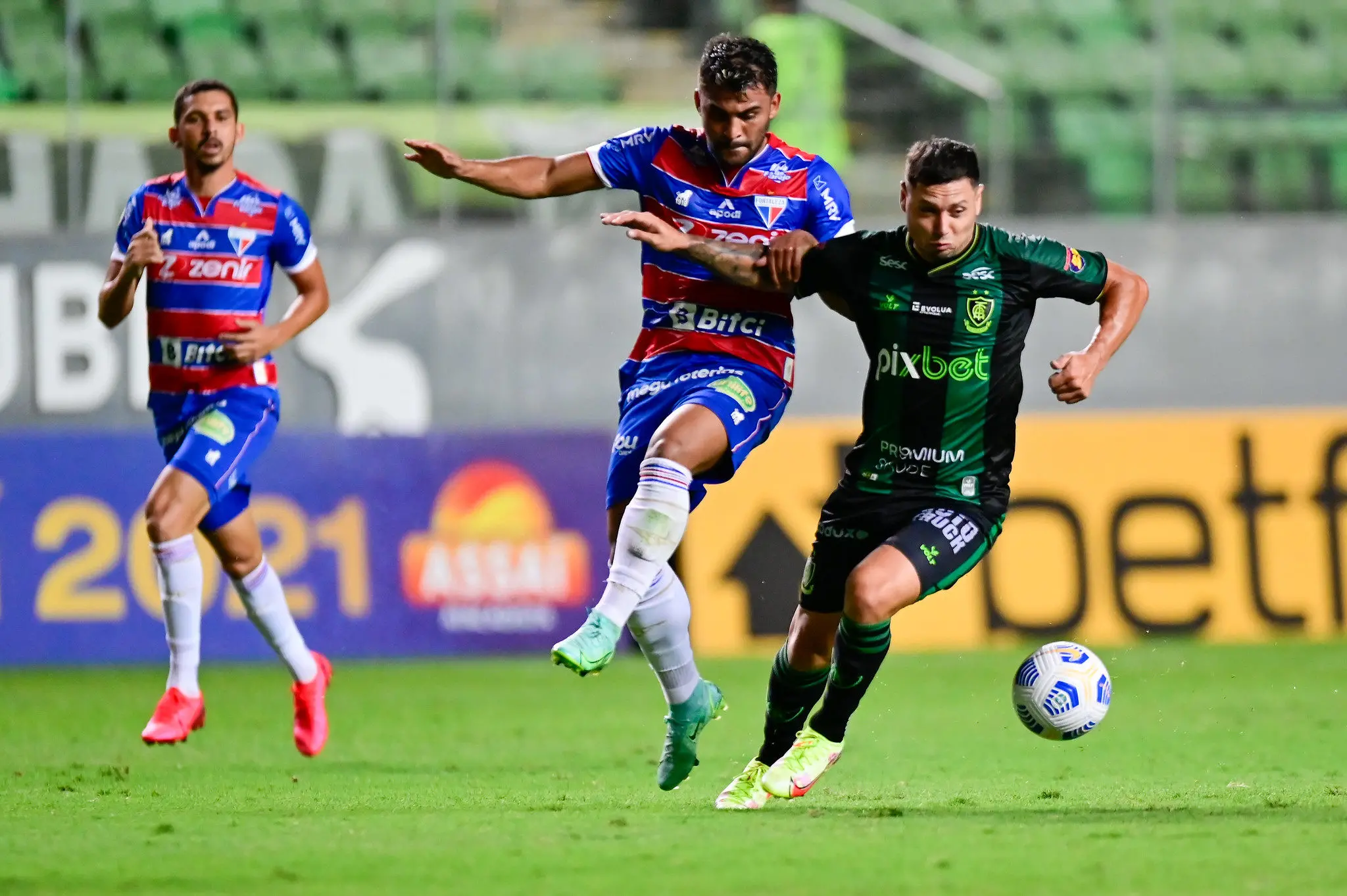 Imagem da notícia: Arbitragem confusa, erros incomuns e desgaste físico pesam em derrota do Fortaleza para o América-MG
