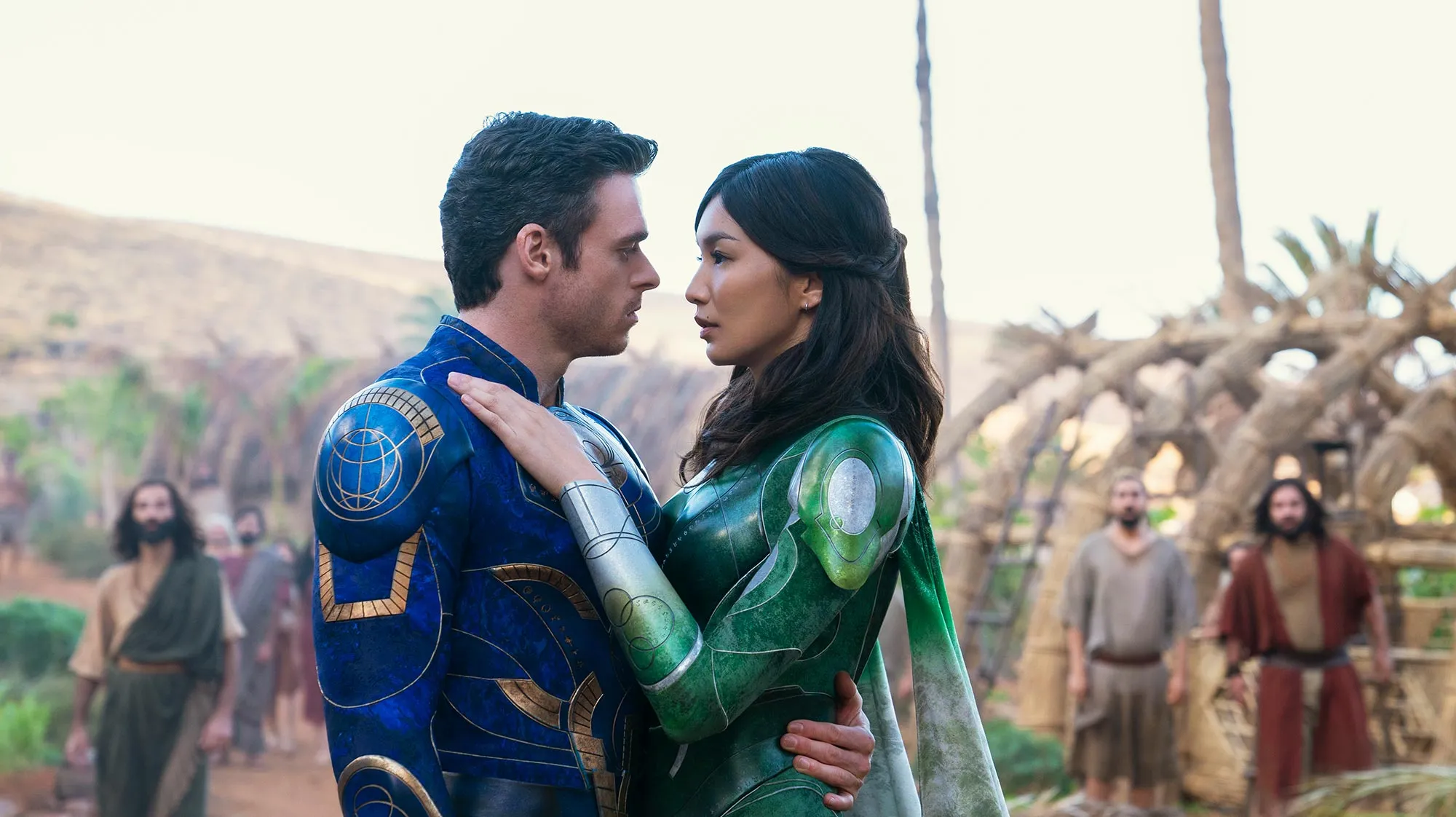 Um dos principais conflitos do filme envolve o romance secular entre os personagens de Ikaris (Richard Madden) e Sersi (Gemma Chan)