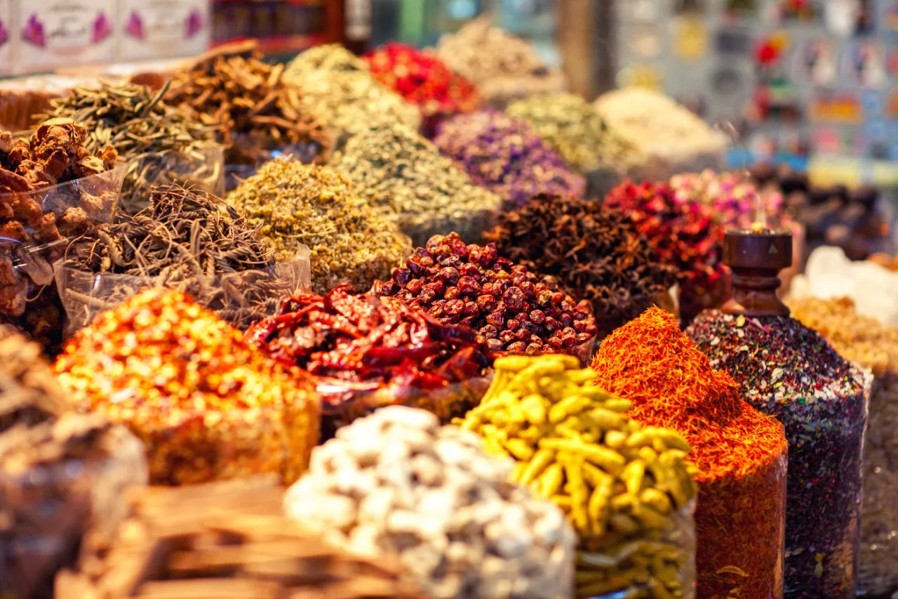 Cores e aromas do orientais nos mercados populares de Dubai