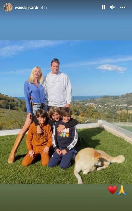 Wanda publicou foto dos filhos, do ex-marido e da atual namorada dele