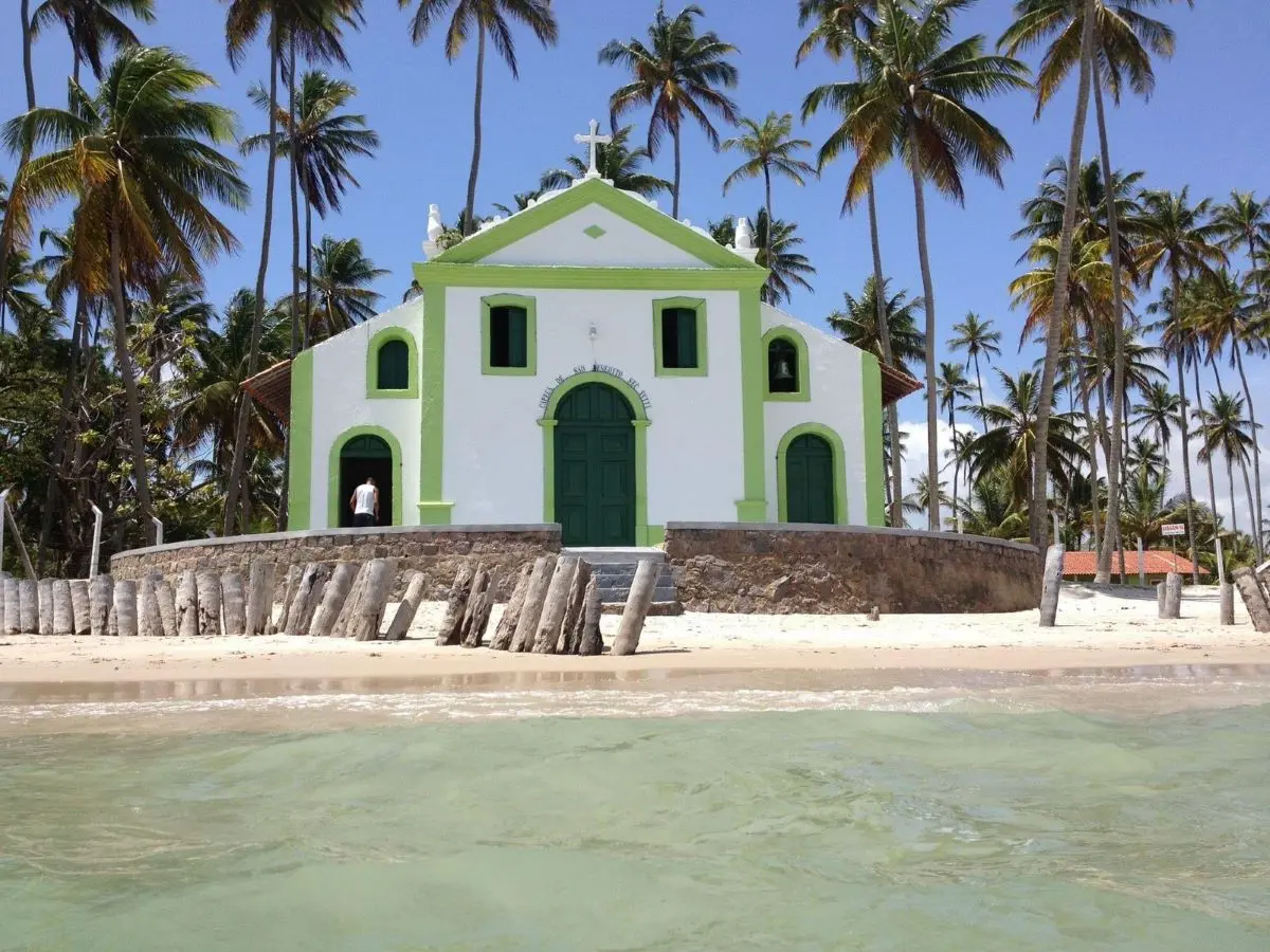 Fachada da Igrejinha da Praia de Carneiros