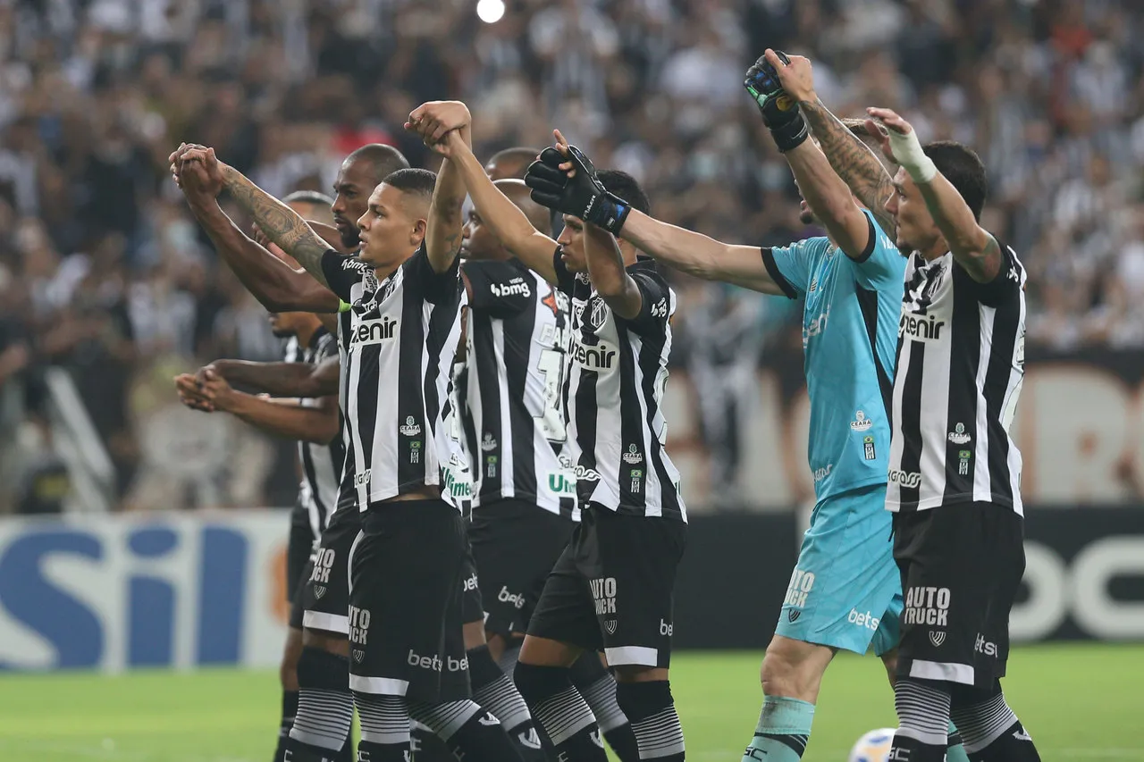 O elenco do Ceará agradeceu ao apoio da torcida alvinegra após o jogo contra o Cuiabá