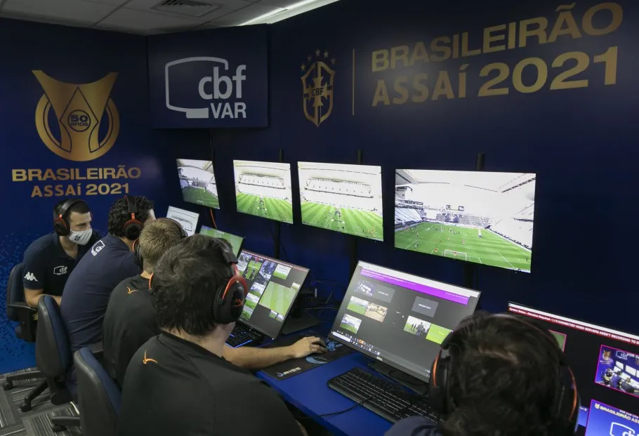 A tecnologia do árbitro de vídeo (VAR) foi implantada no futebol brasileiro durante a gestão de Leonardo Gaciba