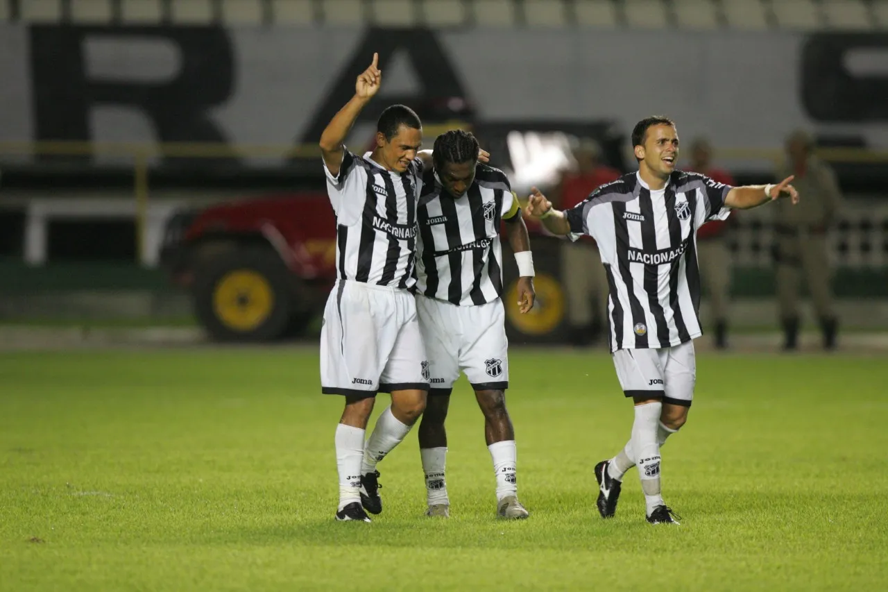 Wellington Amorim comemorando gol ao lado de Geraldo e Boiadeiro