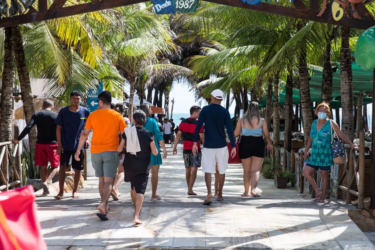 Na Praia do Futuro, donos de barracas indicam que ainda falta informação entre os frequentadores sobre a obrigatoriedade