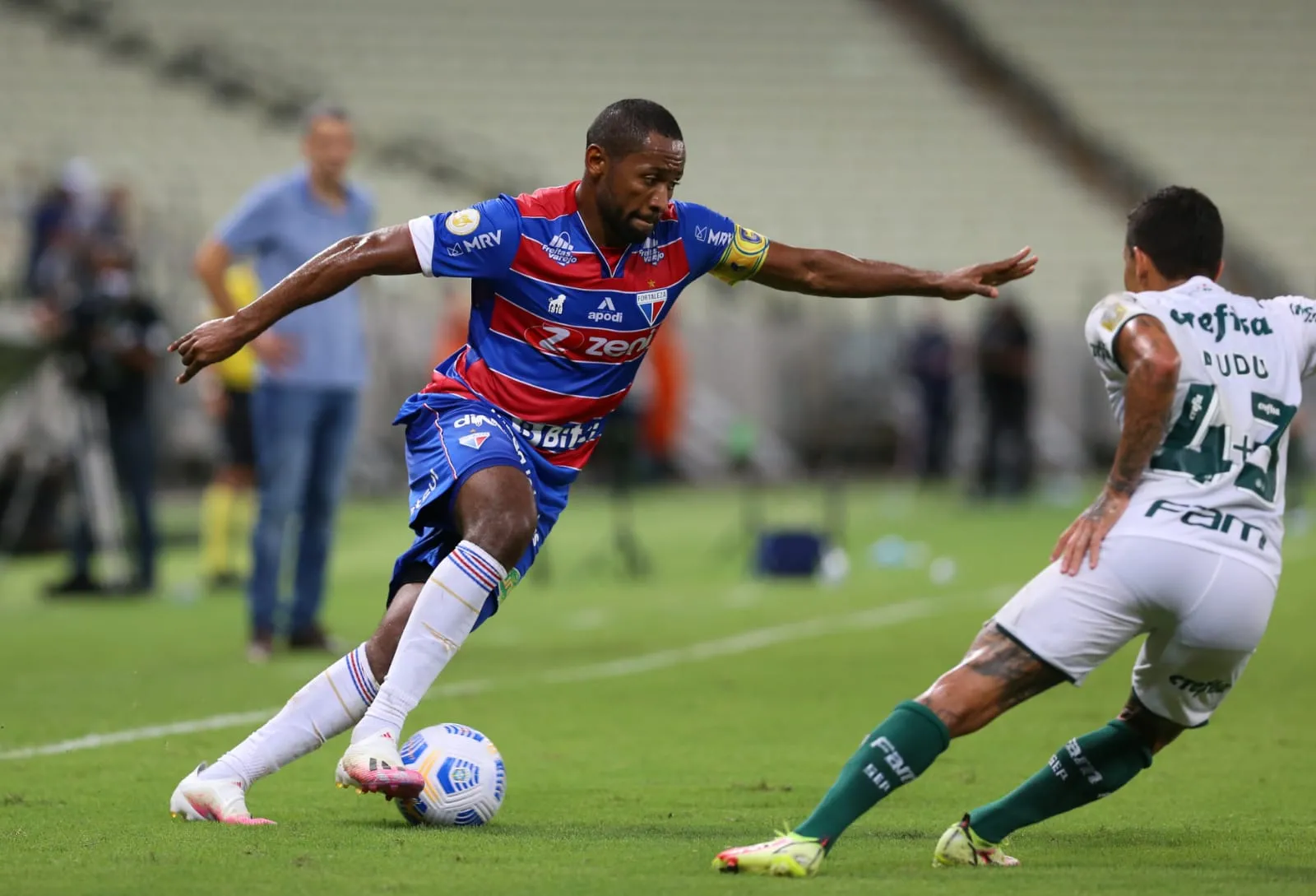 O defensor Tinga foi o capitão do Fortaleza contra o Palmeiras