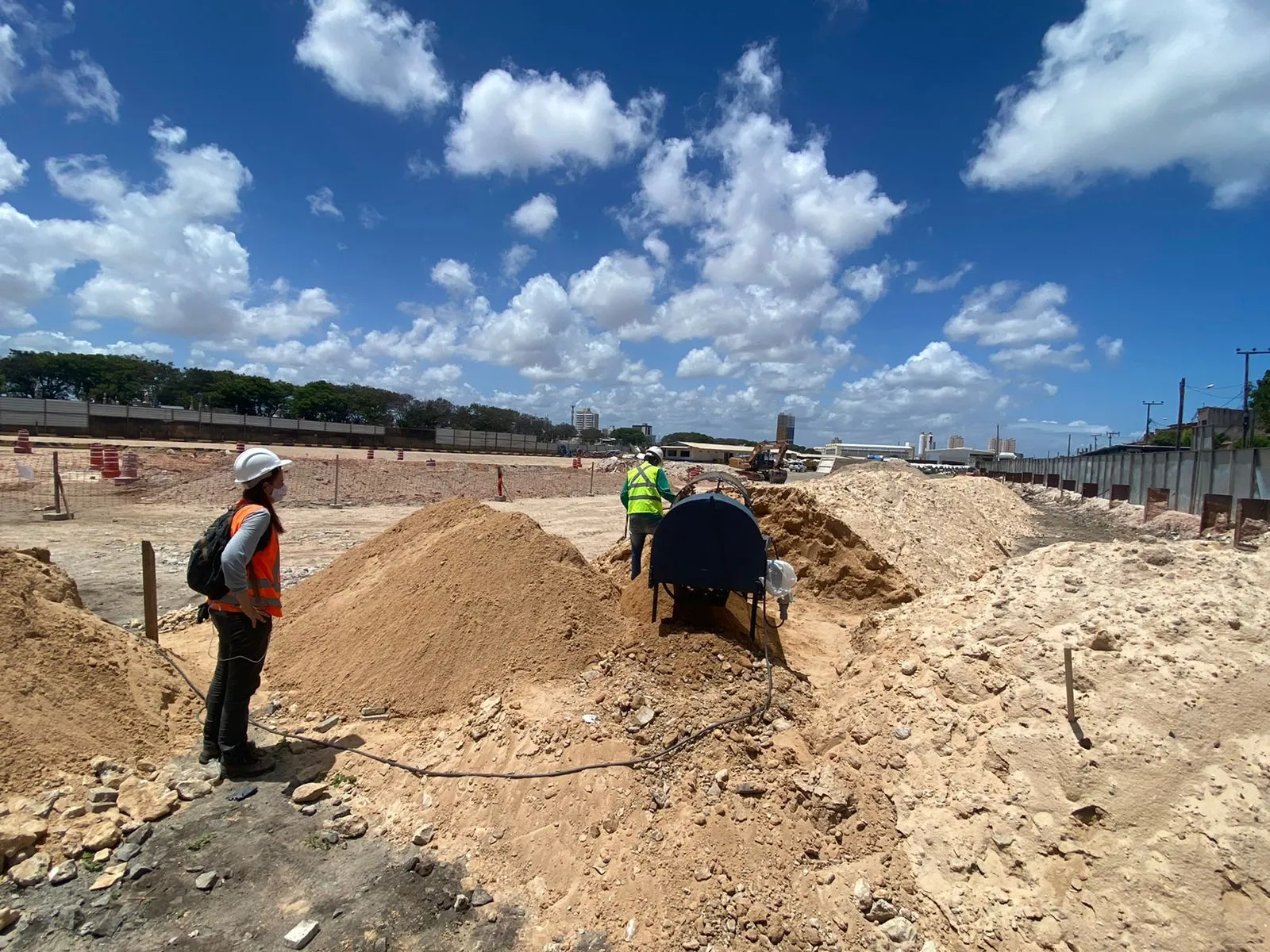 No trabalho, também é feito o peneiramento da terra escavada e removida para avaliar se há material arqueológico.