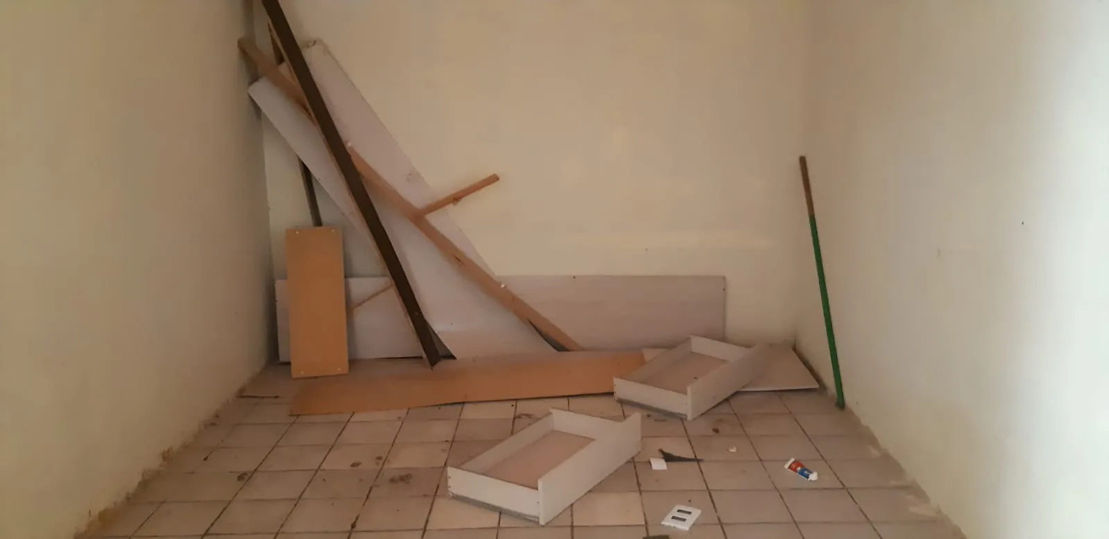 Os moradores fugiram das residências sem tempo de levar móveis, guarda-roupa, sofá, roupas e outros objetos pessoais