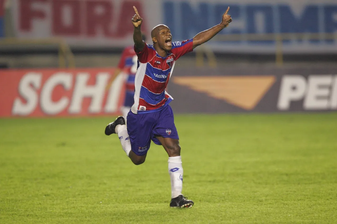 Cleisson comemorando título cearense pelo Fortaleza em 2009