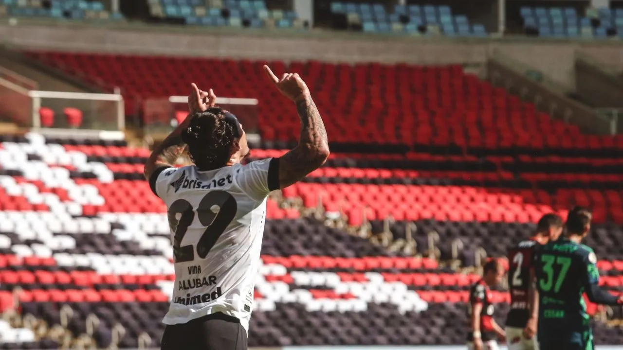 Vina marcou um dos gols do Ceará na vitória no Maracanã em 2020