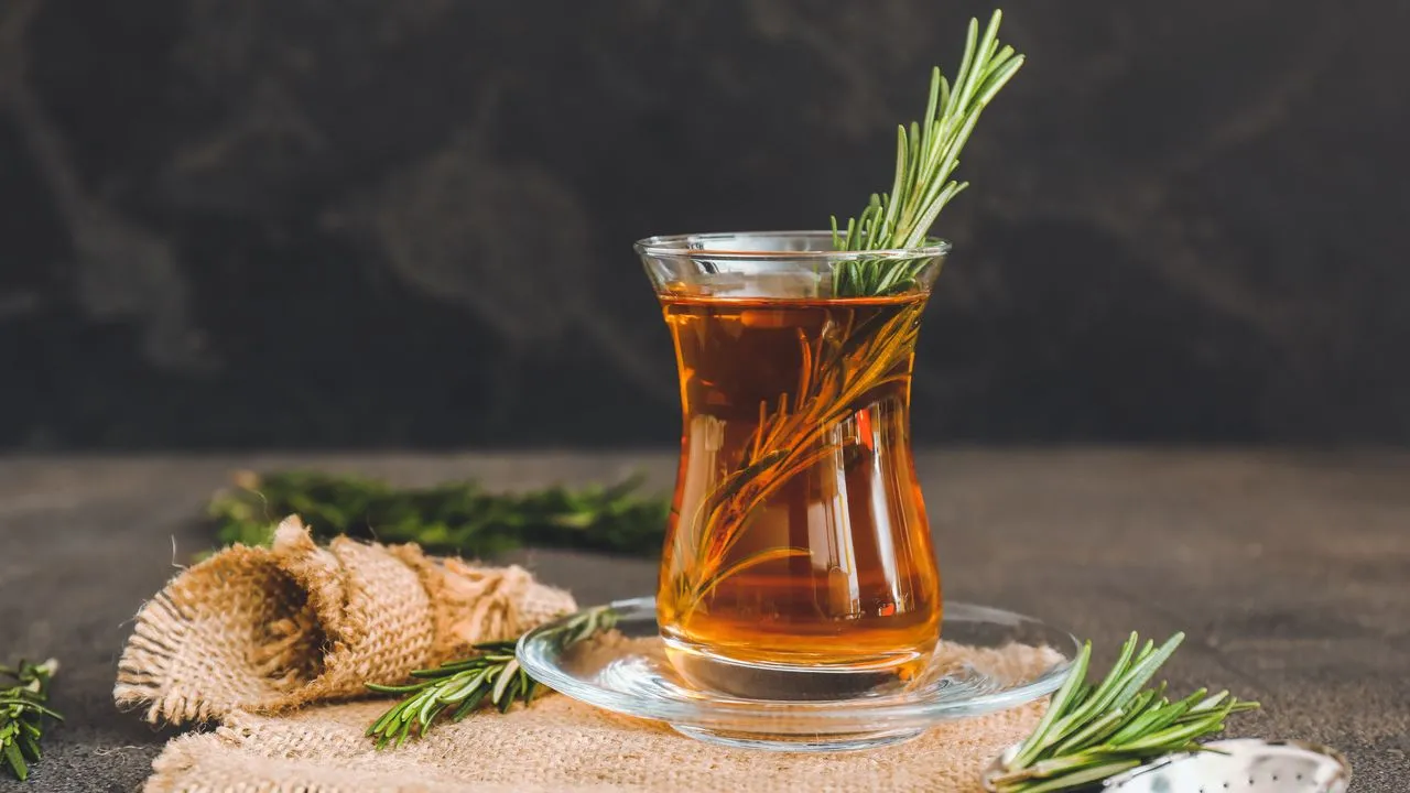 Chá de alecrim possui alta quantidade de compostos flavonoides, terpenos e ácidos fenólicos