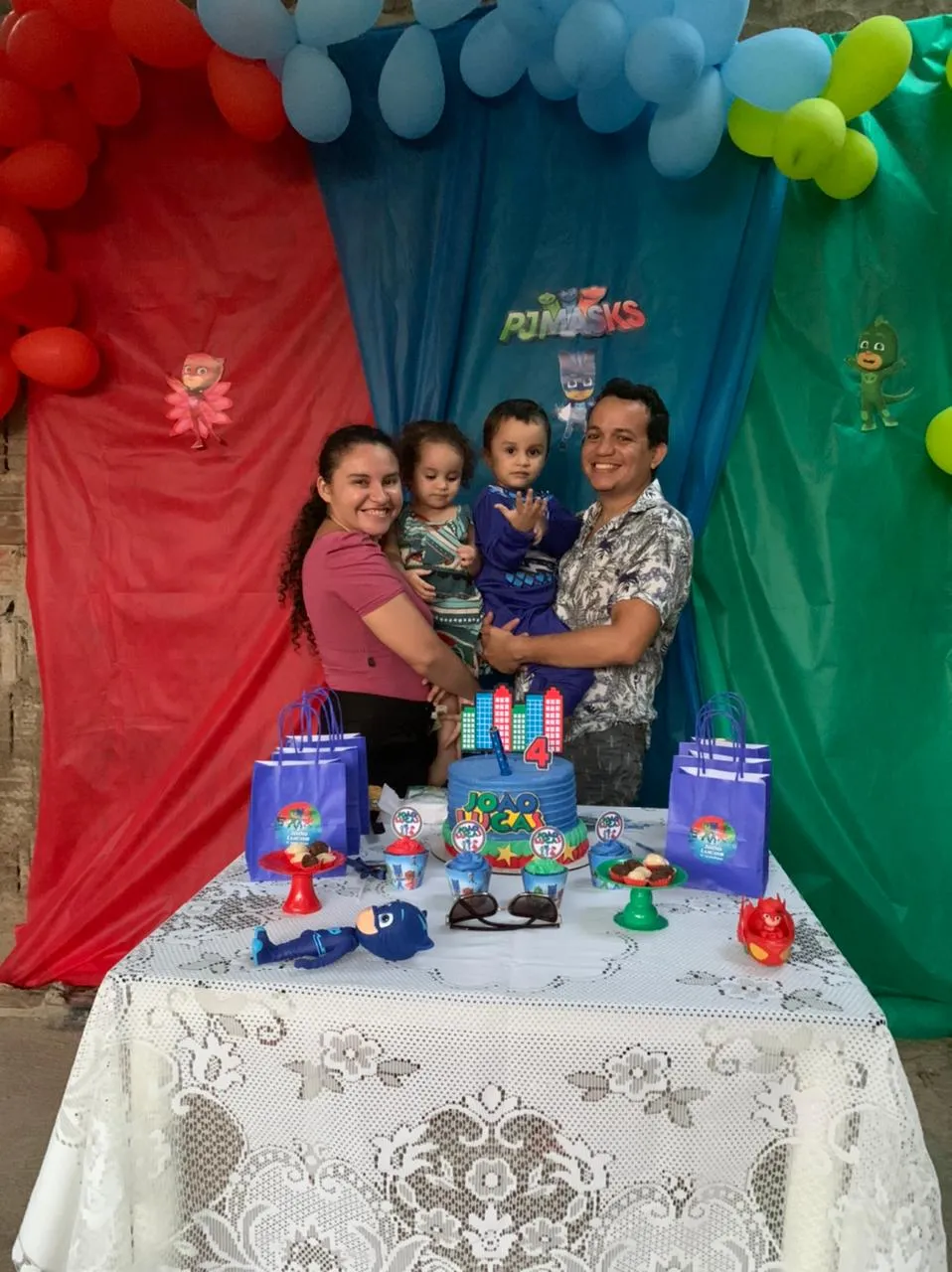 Damila Vieira e o esposo incentivam os dois filhos a assistirem animações que incentivem valores de amizade, partilha e empatia