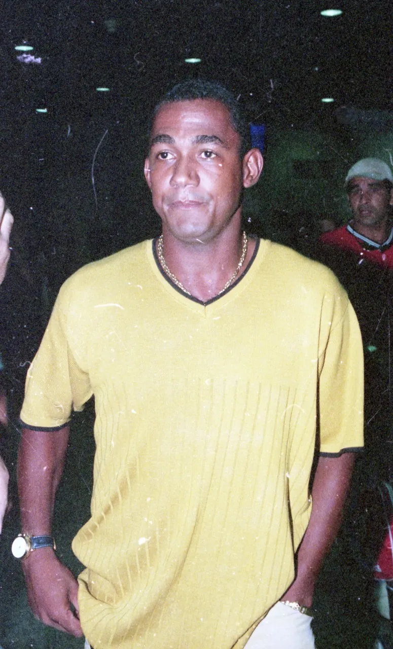 Zezinho desembarcando no aeroporto para jogar pelo Ceará