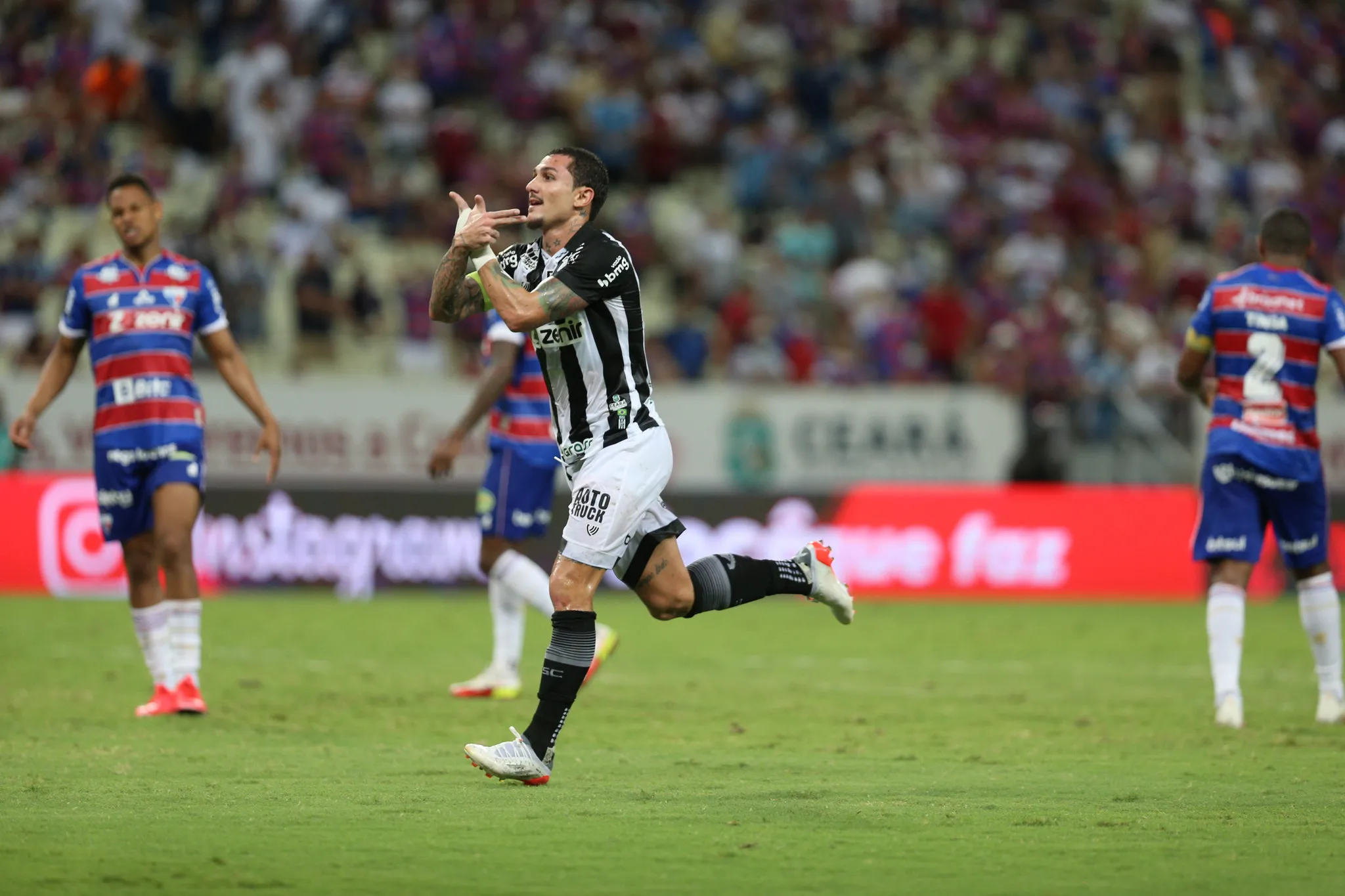 Vina comemora gol contra o Fortaleza