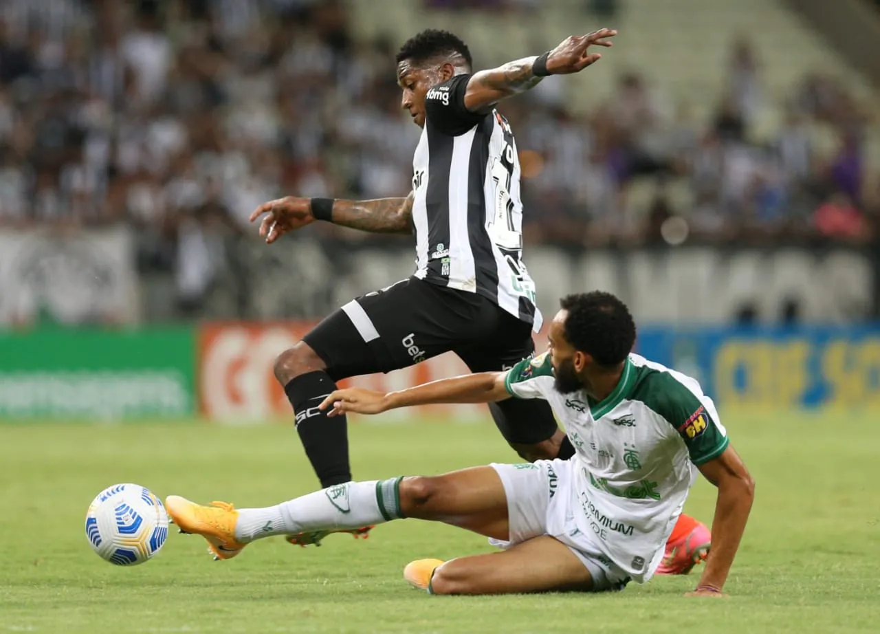 O atacante Yony entrou no 1º tempo pelo Ceará e foi substituído no intervalo