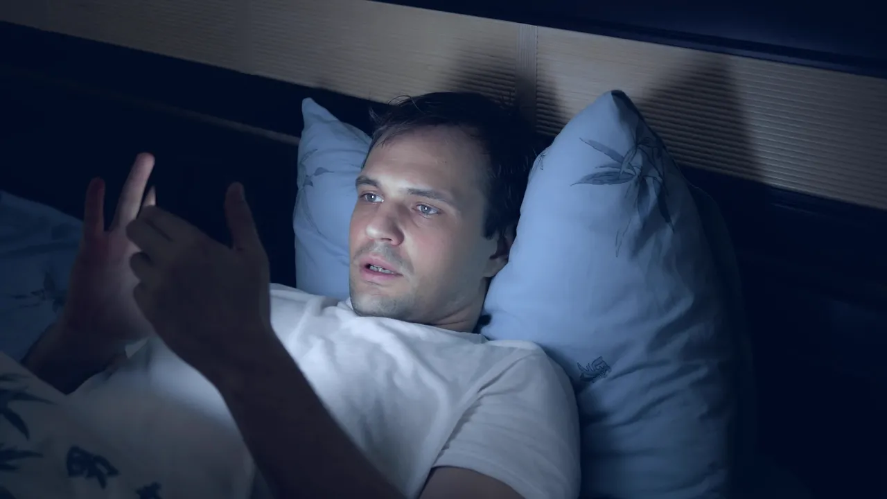 Ambientes muito iluminados ou o uso de dispositivos, como computadores e celulares, durante a noite podem causar alterações no relógio biológico
