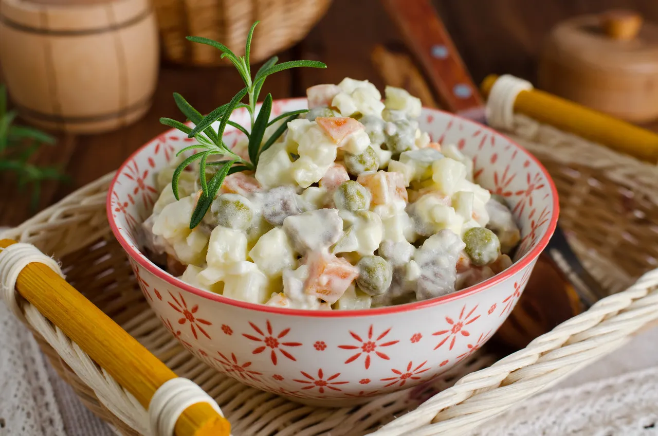 A salada de batatas, que leva maionese, também pode ter a presença de cenoura, chuchu e ervilhas