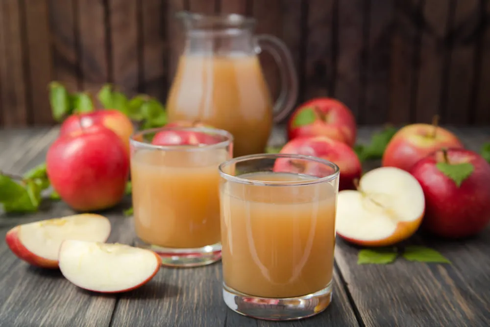 Suco de maçã é uma das opções de consumo da fruta. Contudo, nesta, há perda de nutrientes
