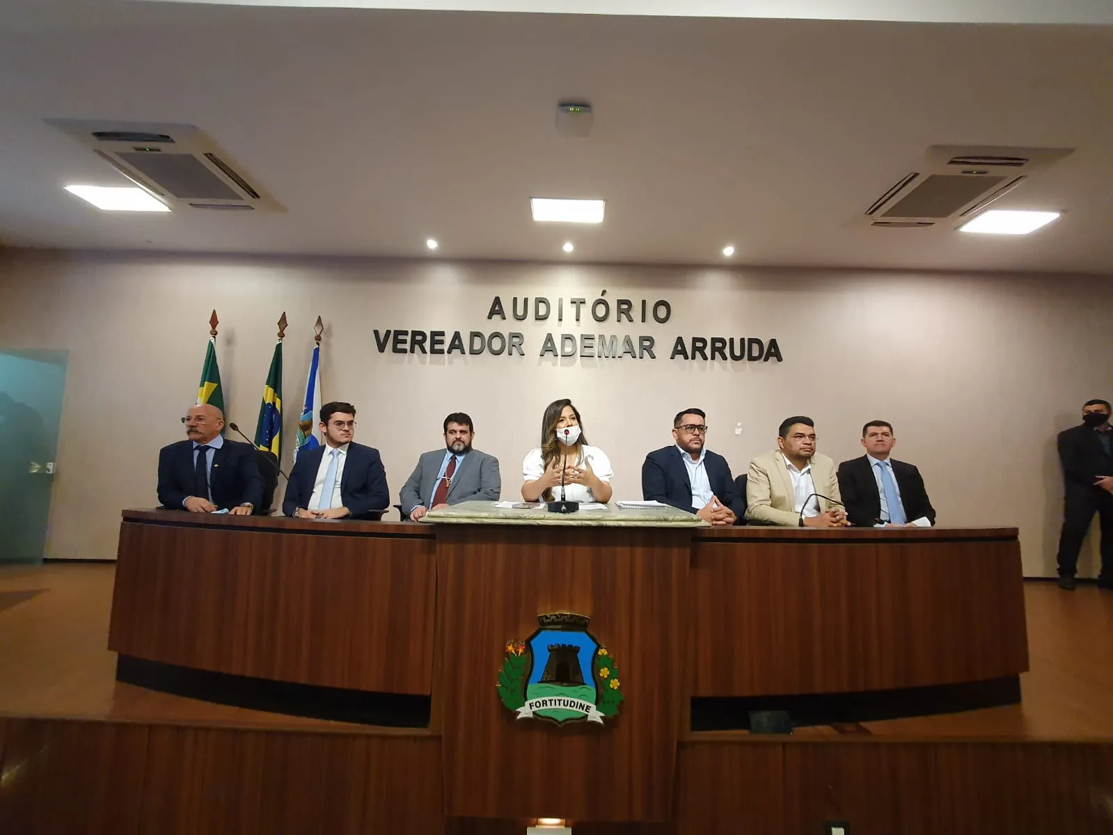 Bancada de oposição à direita participou da audiência na Câmara