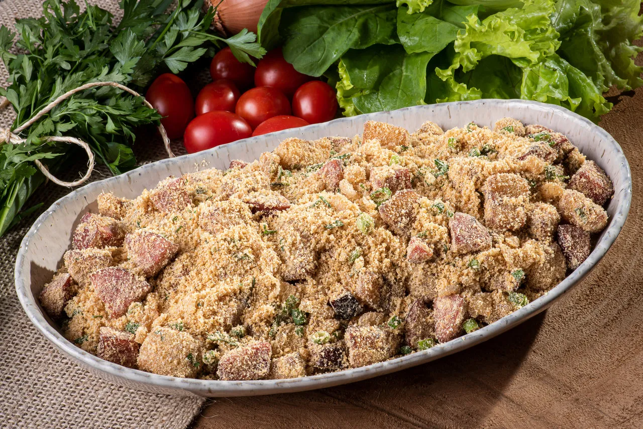 Farofa com bacon combina com qualquer época do ano
