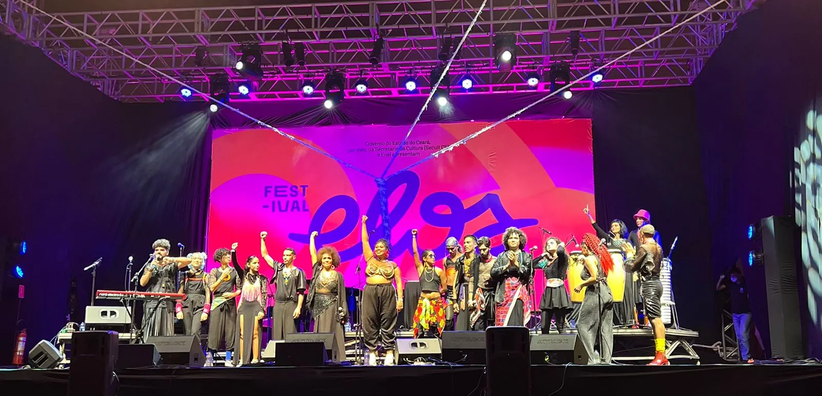 Cearás do Amanhã - esse espetáculo musical tem como objetivo impulsionar encontros sonoros entre as várias gerações de artistas do Ceará, misturando sons, estilos e cores. A cada show, o projeto convida diferentes nomes da cena musical cearense para somarem no palco, resultando um grande ponto de trocas artísticas. No Festival Elos, o projeto recebeu artistas como Di Ferreira, Jeffe, Luiza Nobel, Adna Oliveira, Carú Lina, Má Dame, o grupo Filhes de Ninguém e jovens estudantes de música da plataforma Sinfonias do Amanhã.