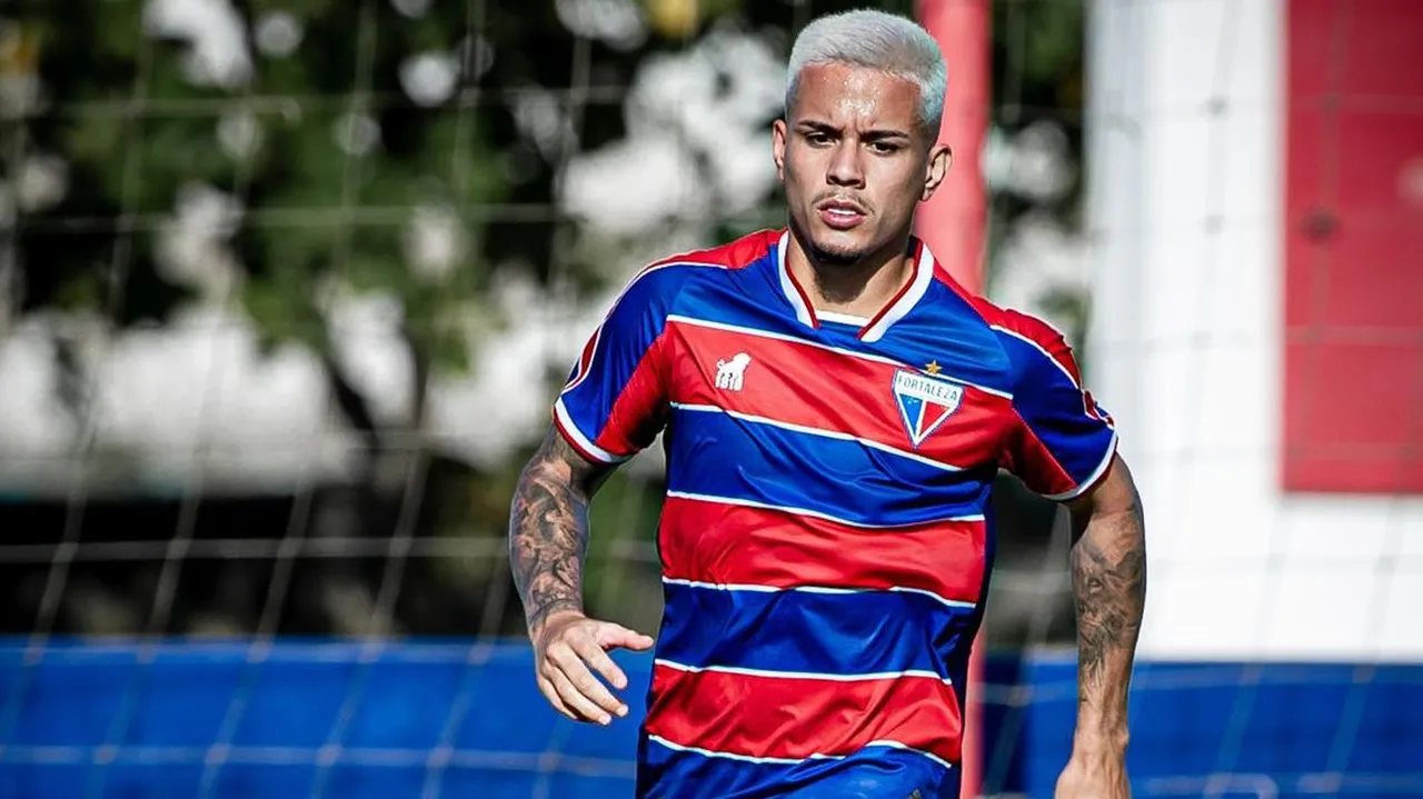 Vitor Ricardo atua pelos lados do campo e tem características mais ofensivos