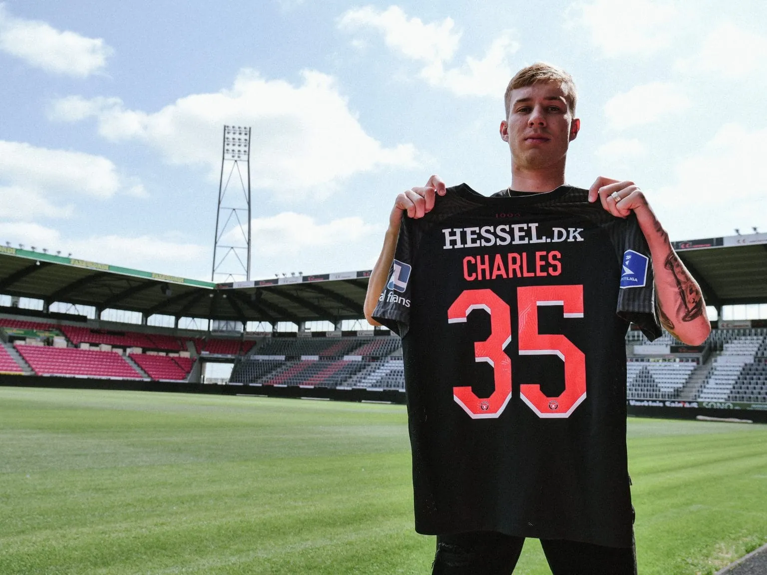 Charles tem contrato no FC Midtjylland, da Dinamarca, até 30 de junho de 2026
