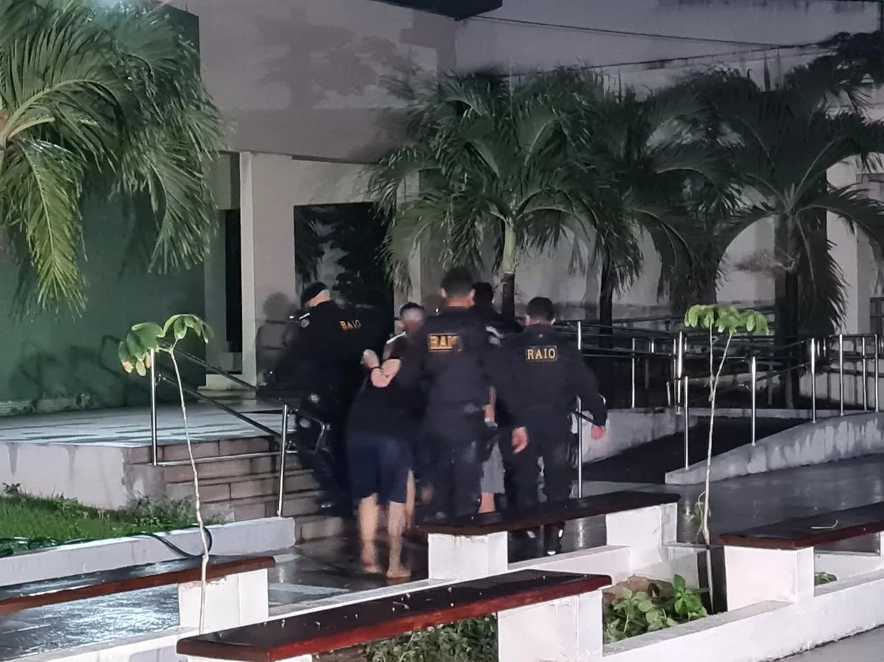 Dois adolescentes e dois adultos foram capturados e levados à DCA