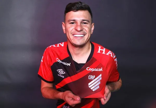 Hugo Moura pertence ao Flamengo e foi cedido ao Athletico-PR por um ano