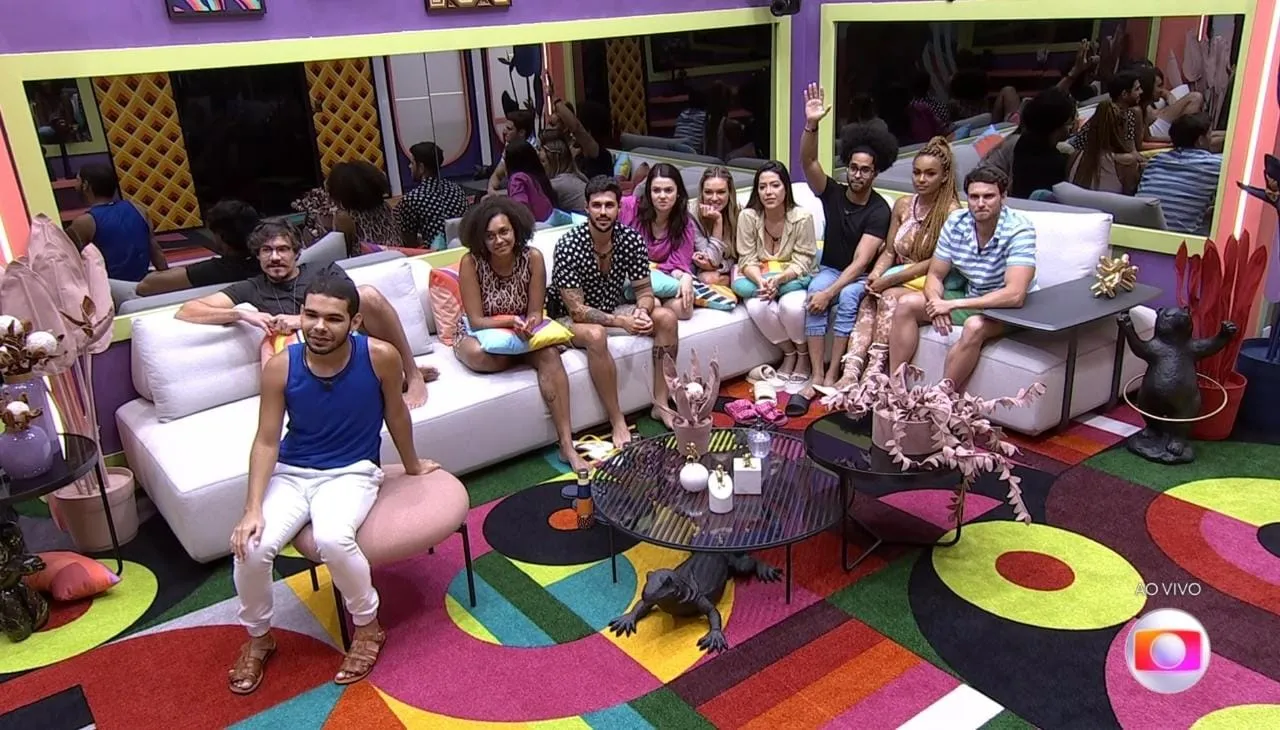 Antes da entrada do 'Camarote', brothers do 'Pipoca' conversaram com Tadeu Schmidt