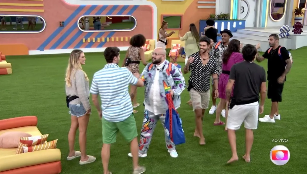 Brothers confraternizaram no jardim da casa no fim da noite de segunda (17)
