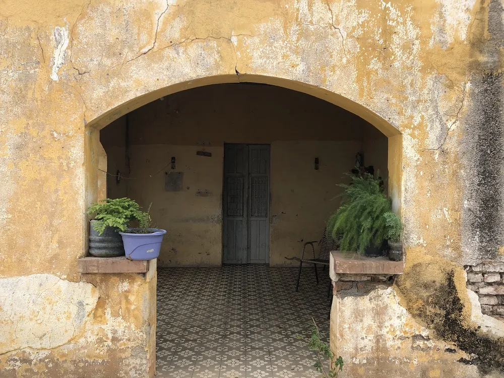 Varanda da casa em que Nilda Lô vive há 12 anos, localizada no Cococi