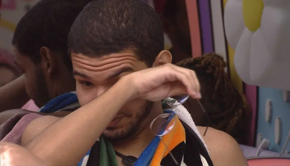 Imagem da notícia: Vinicius chora após receber elogios no BBB 22: 'Você é o cara'