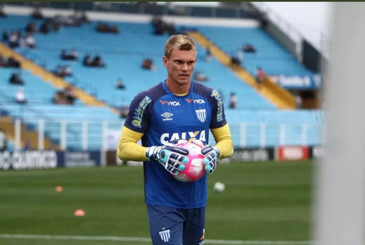 O goleiro Douglas chega ao Avaí com status de titular
