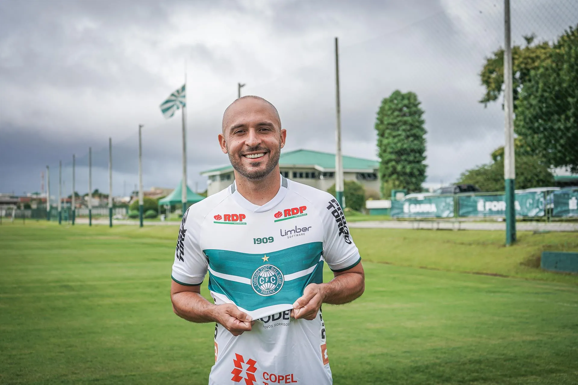 Regis assina contrato com o Coritiba até o fim de 2023.