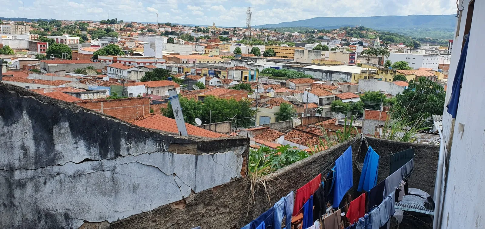 O restaurante, criado em 1993, ostenta uma vista panorâmica da cidade. O mirante é uma atração do local e divide espaço com a lavanderia, que Vyni costumava usar como cenário nos stories