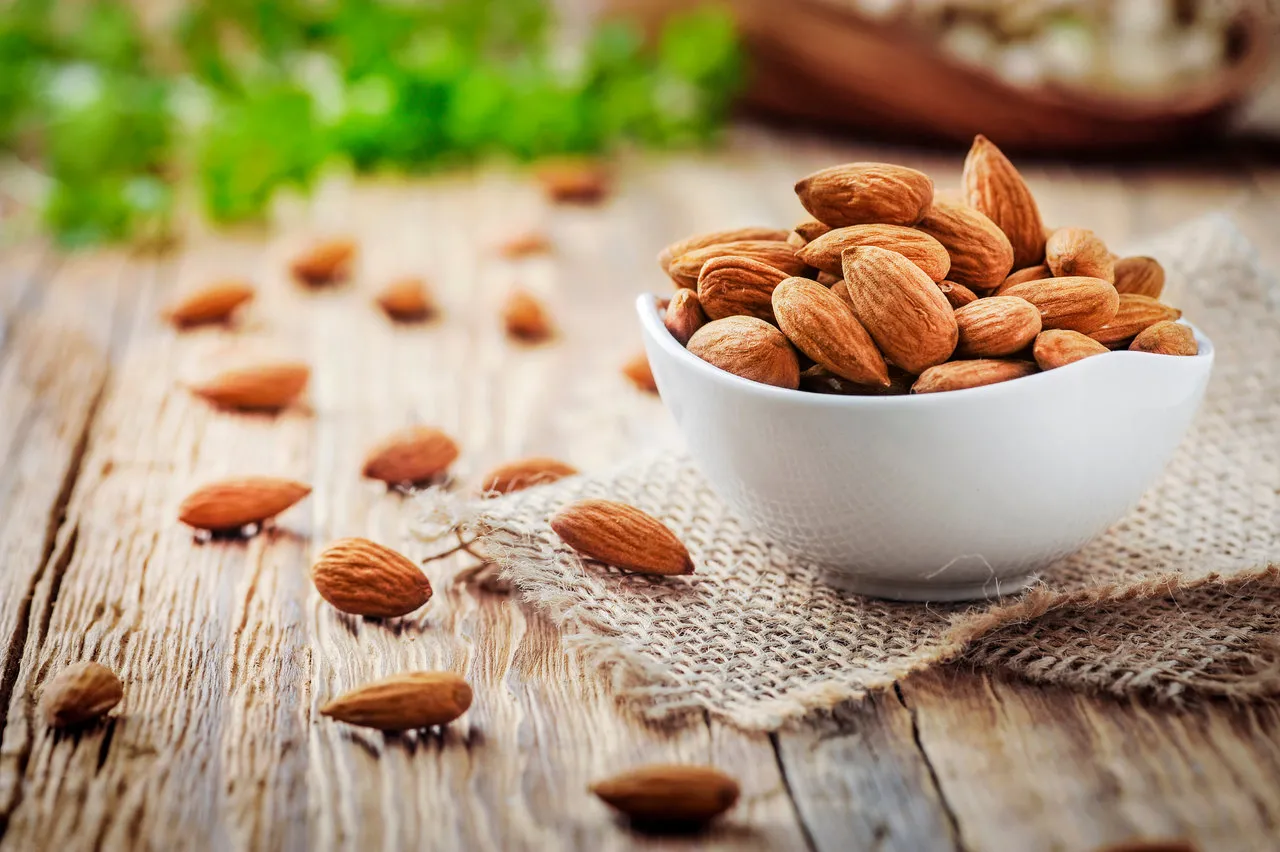 Alimentos fontes de Zinco como as amêndoas também devem ser priorizados