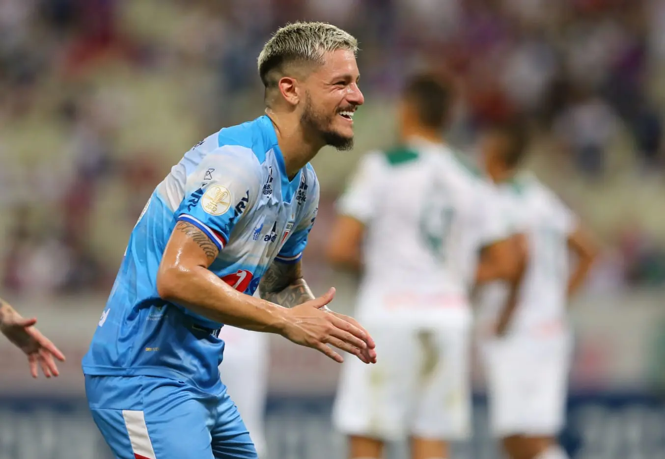 Lucas Crispim comemora gol