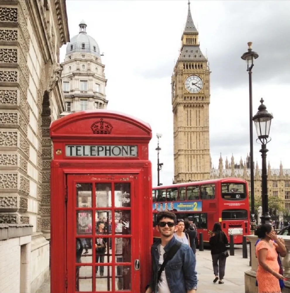 Talyson Bandeira em Londres, durante intercâmbio no ano de 2014: contato ainda maior com o universo da Família Real britânica