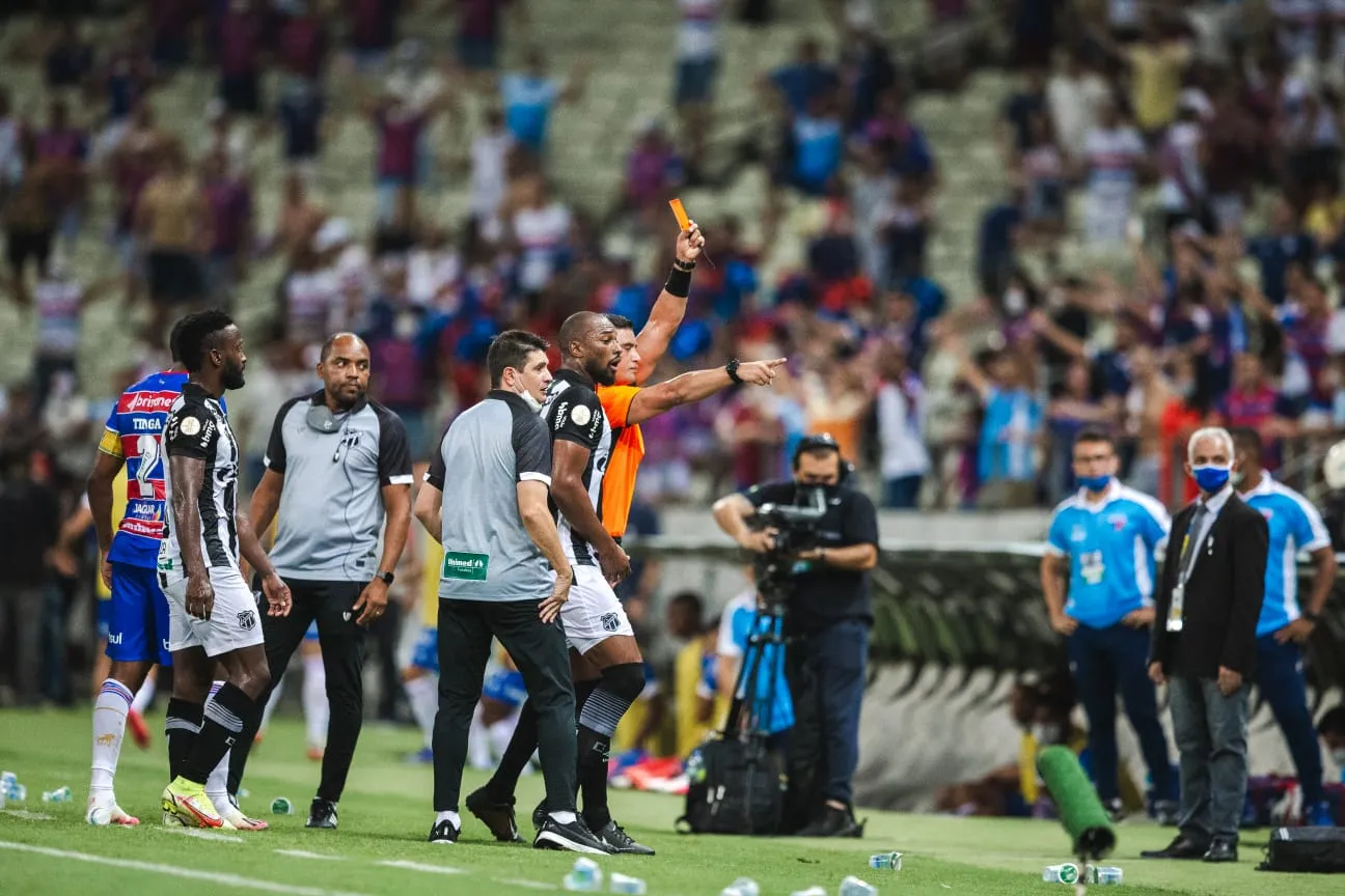 A arbitragem expulsou atletas de Ceará e Fortaleza no Clássico-Rei