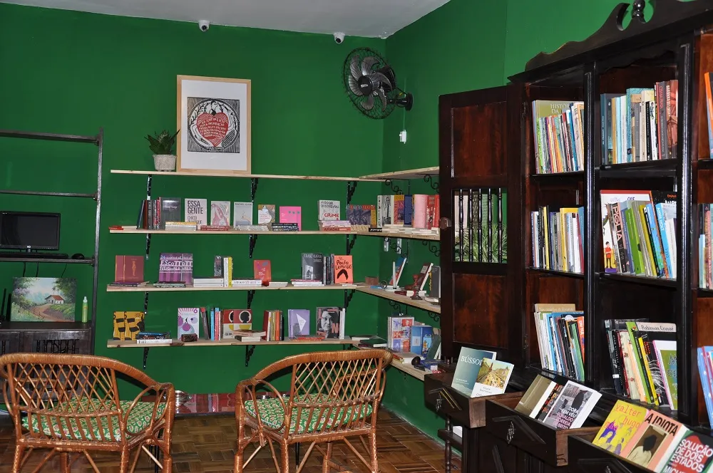 Seleta, a escolha de livros novos para compor a casa teve curadoria de Socorro Acioli, priorizando obras escritas por mulheres