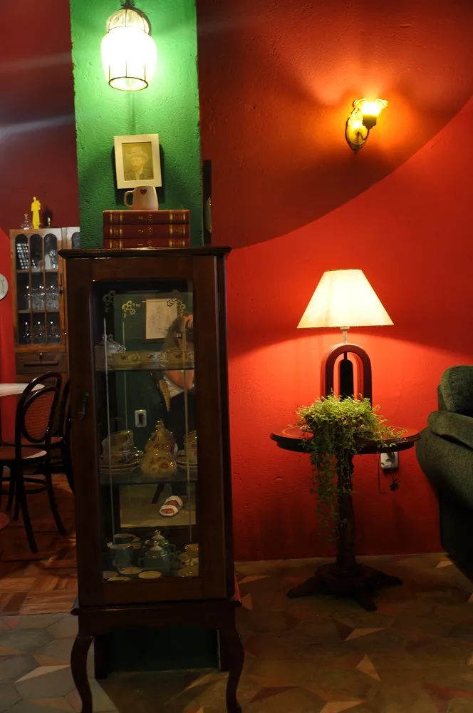 A livraria reconstitui a casa de Beatriz, atentando para os detalhes do ambiente