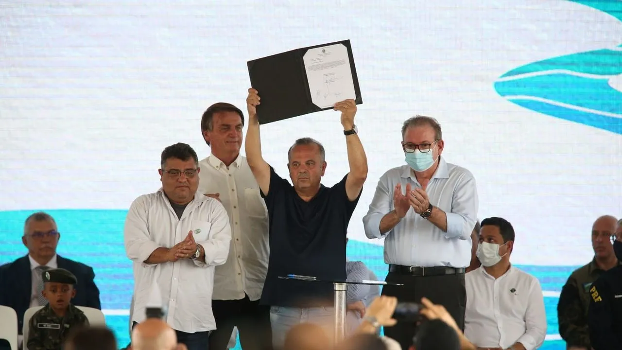 Rogério Marinho  com Bolsonaro e o presidente da Fiec, Ricardo Cavalcante, no lançamento da obra do Ramal do Salgado