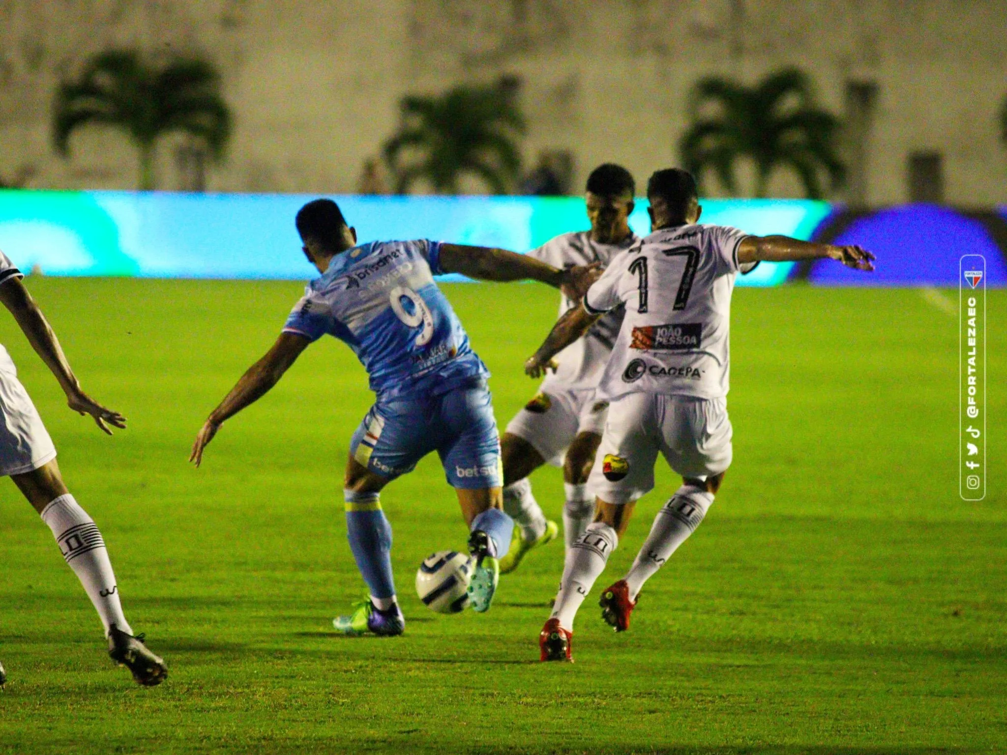 Silvio Romero ficou isolado e pouco participou do jogo