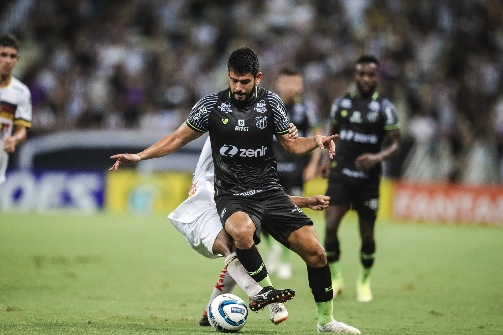 O atacante Zé Roberto foi contratado pelo Ceará após pedido do técnico Tiago Nunes