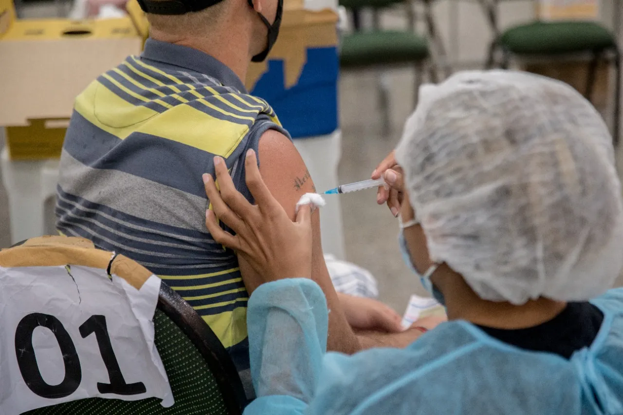 No Ceará, 4 a cada 10 pessoas acima de 18 anos (público apto, até o momento) tomaram a dose de reforço, até o momento.