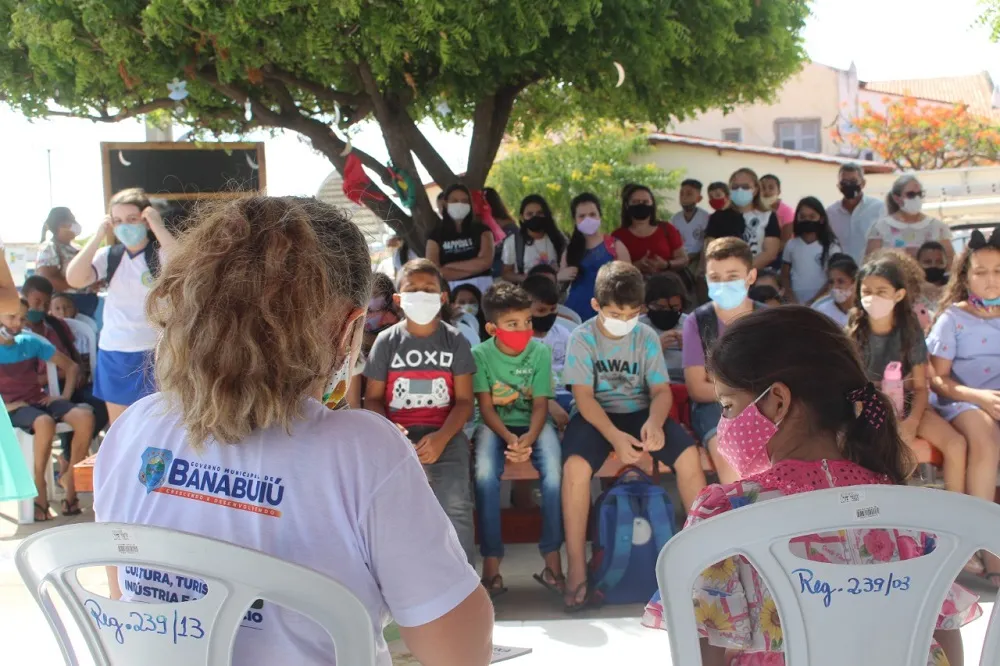 O projeto “Conte de lá que eu conto de cá”, de Banabuiú, acontece desde 2016 e envolve leitura e contação de histórias para crianças do ensino fundamental