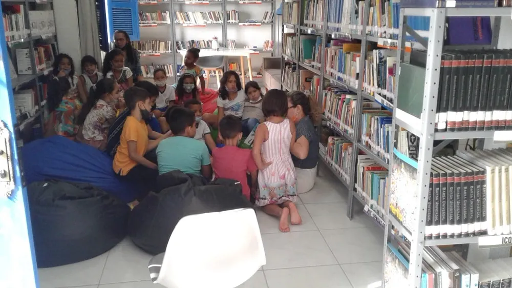 Marília Batista percebe que a família precisa ter uma maior aproximação com a escola, haja vista a maioria dos participantes do projeto ainda não saber ler